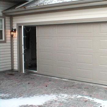 Porte de garage double avec porte-passage